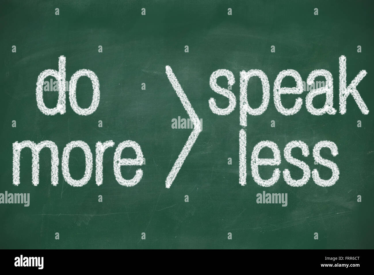 Satz sprechen weniger tun mehr handschriftlich auf Tafel Stockfoto