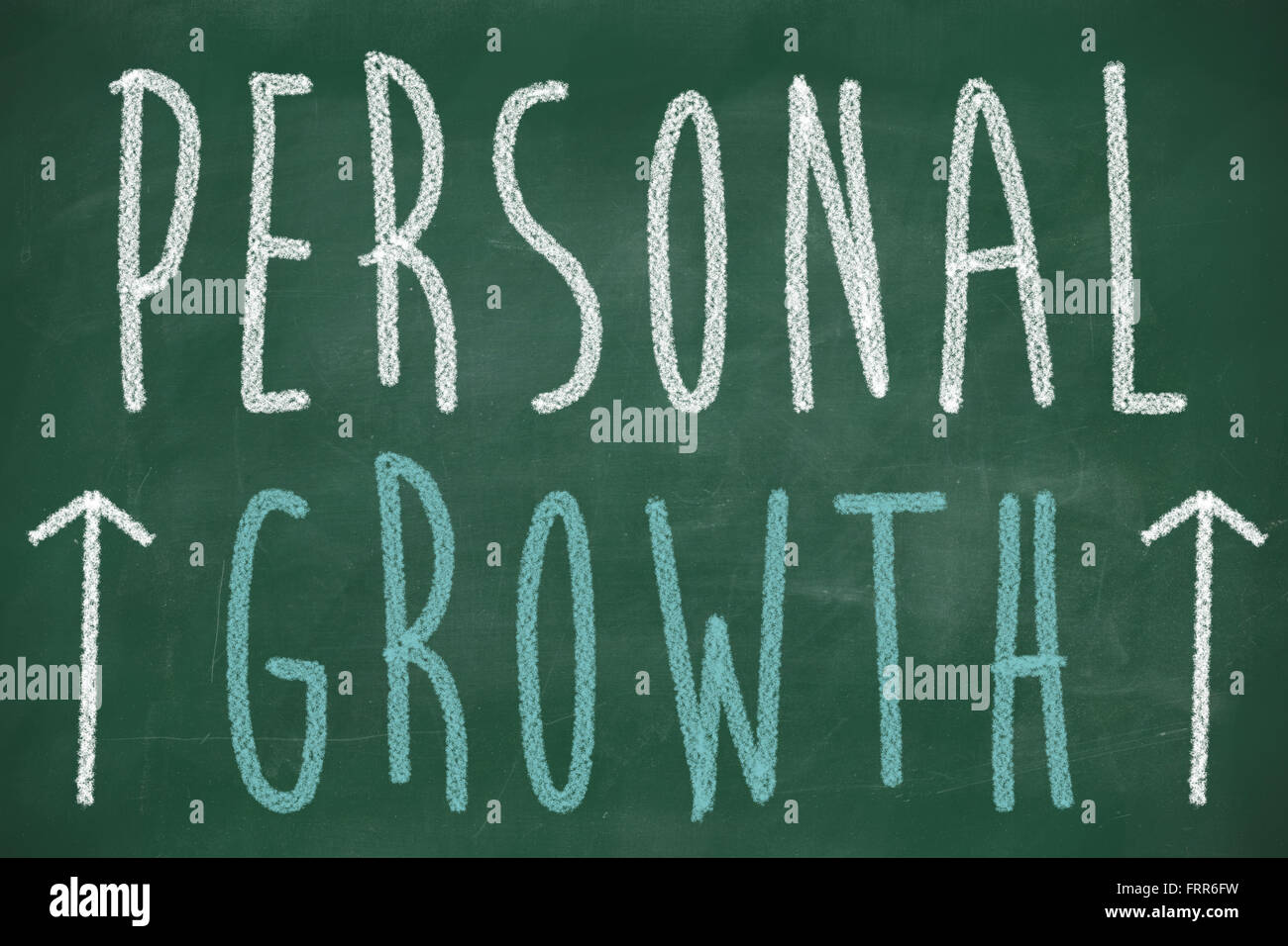 Persönliches Wachstum Ausdruck handschriftlich auf der Tafel mit steigenden Pfeile Stockfoto