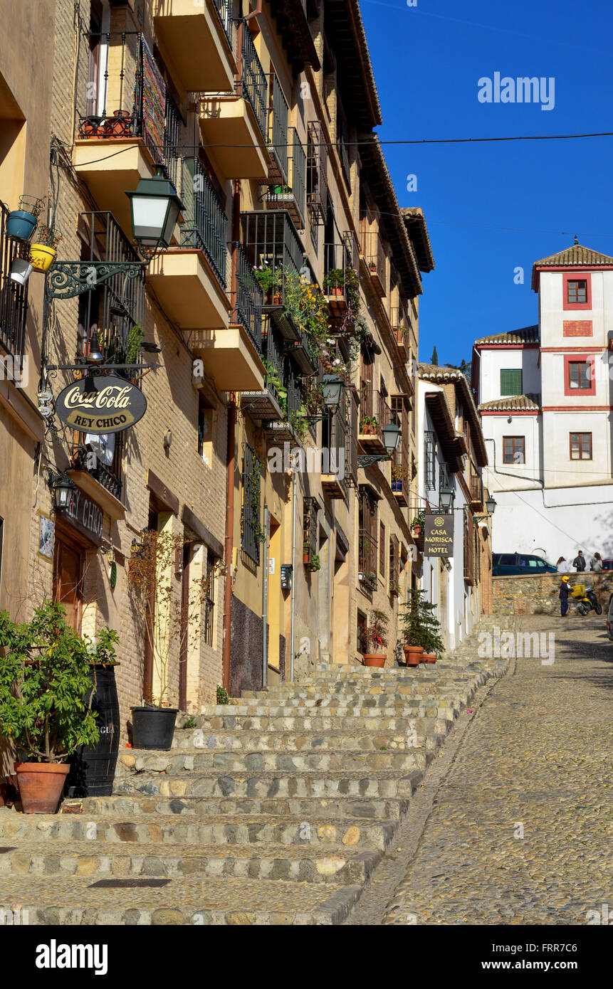 Bürgersteig trat und gepflasterten Straße, die Cuesta De La Victoria, Granada, Spanien Stockfoto