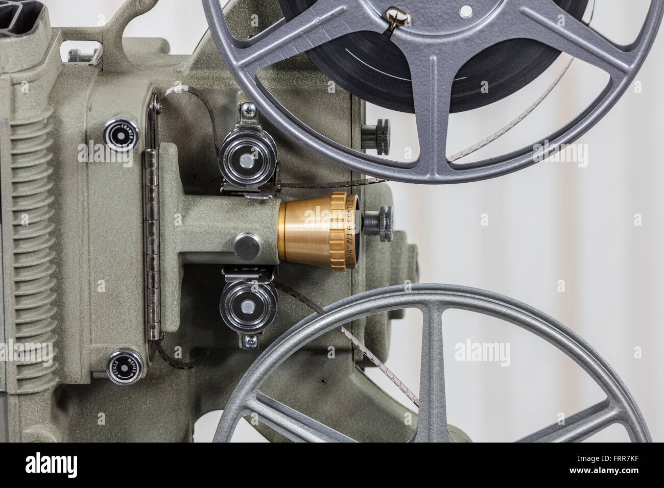 Jahrgang 8mm Filmprojektor mit Heimkino-Rolle. Stockfoto