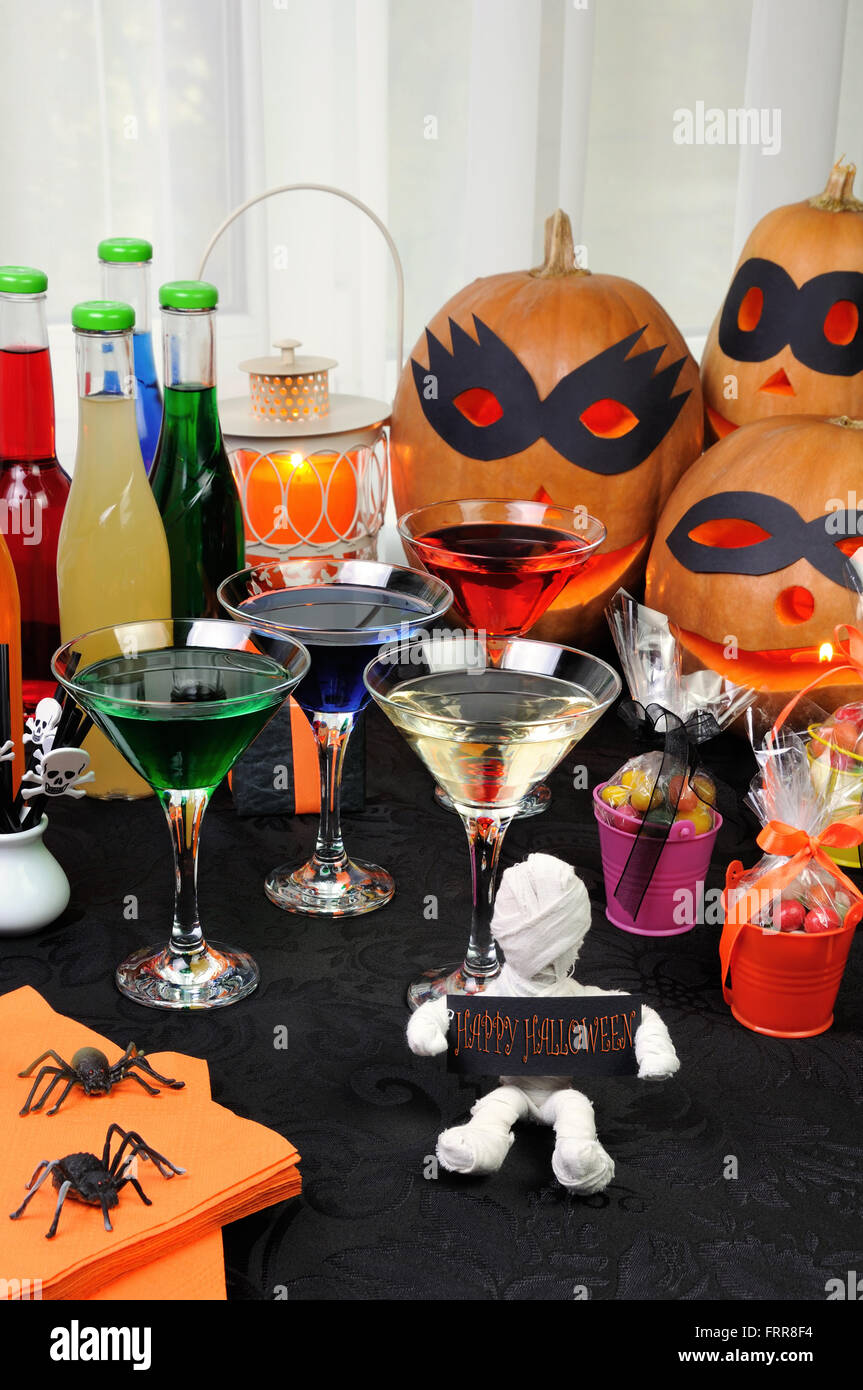 Tischdekoration mit Drinks und Erfrischungen an Halloween Stockfoto