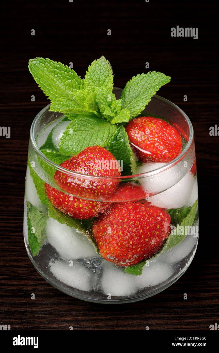 Erfrischendes Sommergetränk mit Erdbeeren und Minze in Gläsern Stockfoto