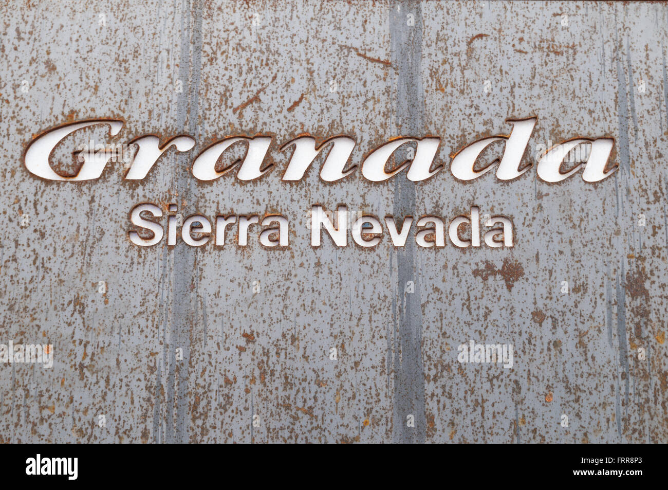 Verrostete Zeichen für Granada, Sierra Nevada, Spanien Stockfoto