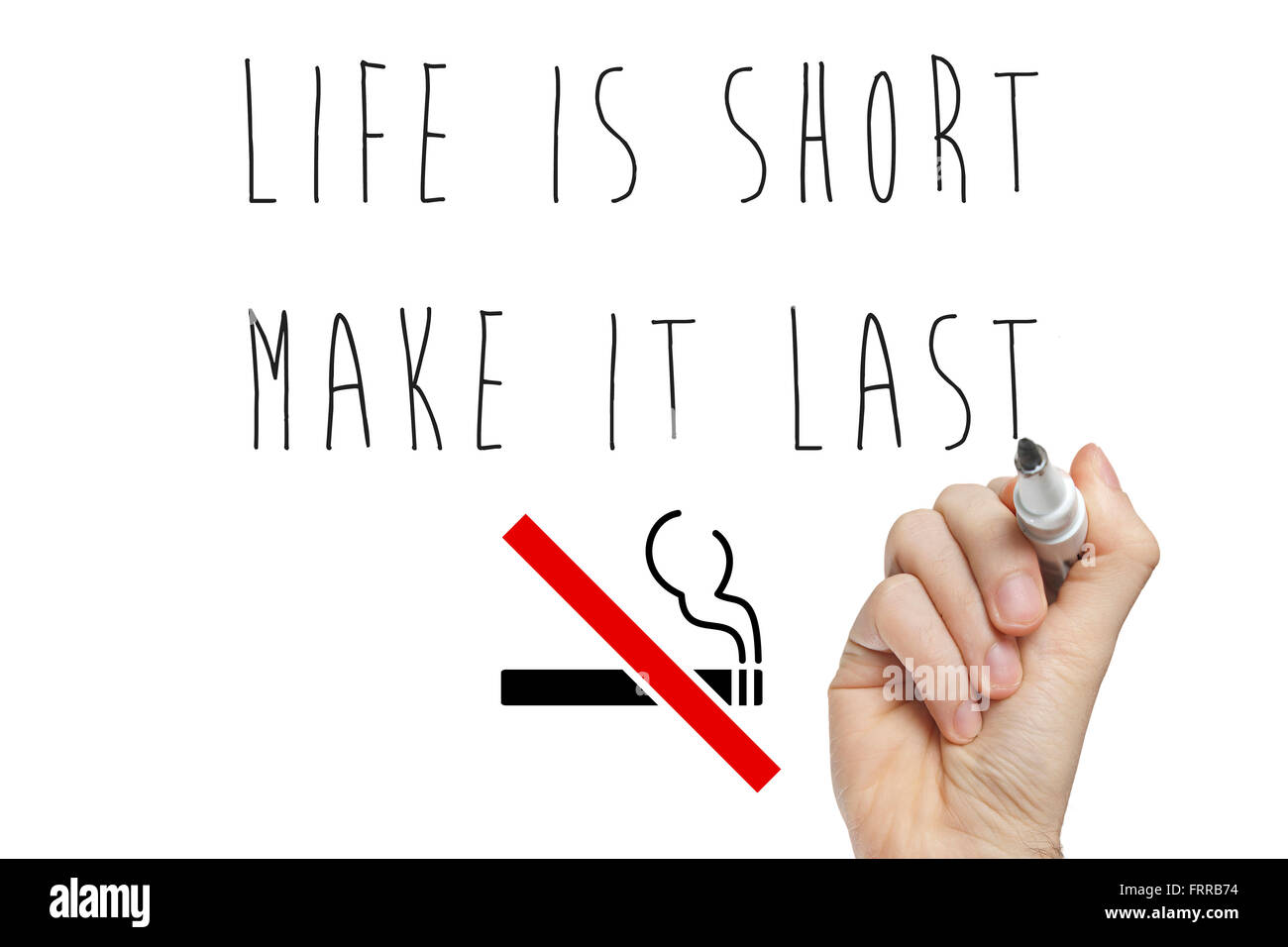 Hand schreiben Leben ist kurz es zuletzt auf eine weiße Tafel mit Zigarette gekreuzt Stockfoto