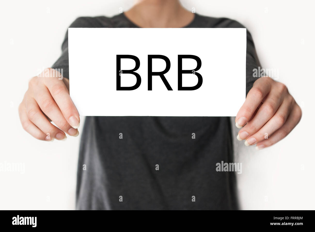 BRB. Frau in schwarz Shirt zeigen oder hielt eine Karte Stockfoto