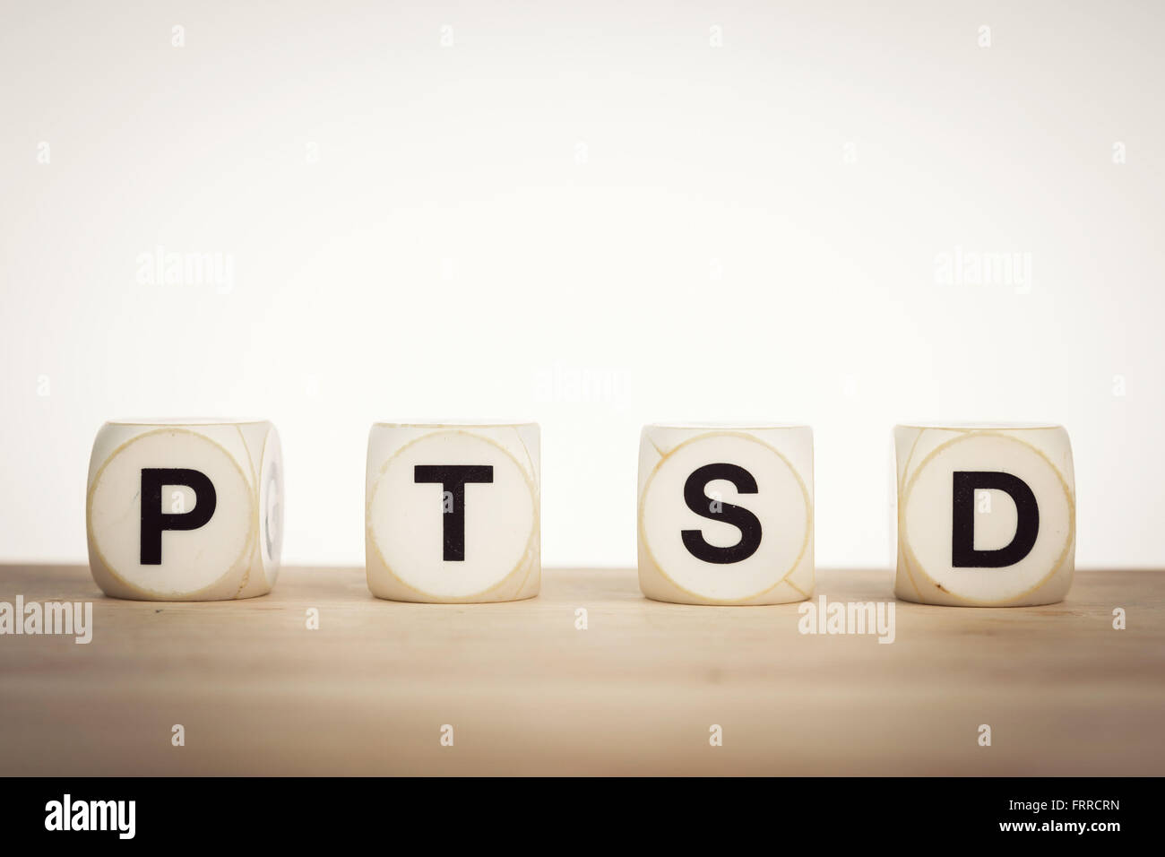 Posttraumatische Belastungsstörung-Konzept: Wort PTSD ausgeschrieben mit Spielzeug Würfel Stockfoto