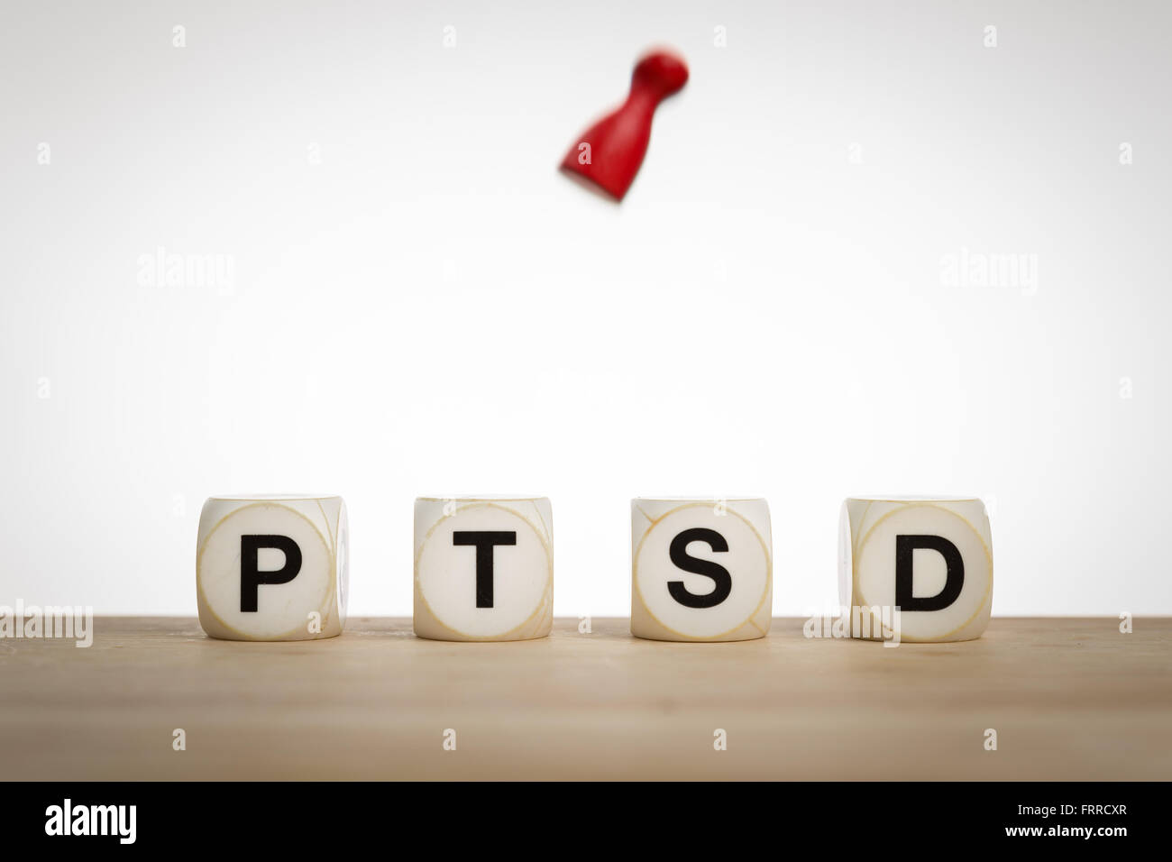 Posttraumatische Belastungsstörung-Konzept: Wort PTSD und eine fallende Figur in Bewegung Stockfoto