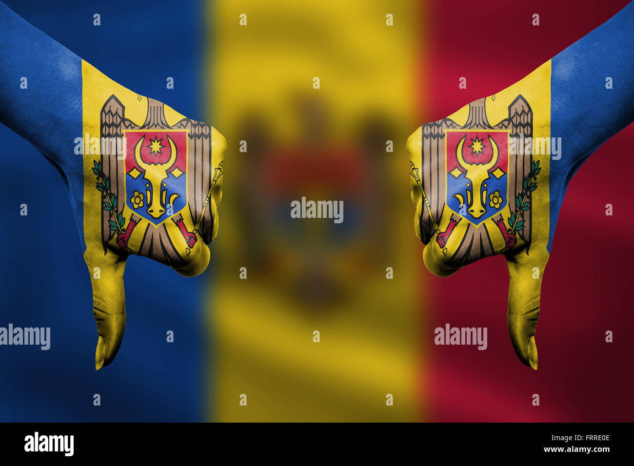 Scheitern der Republik Moldau - Hände gestikulieren Daumen nach unten vor Flagge Stockfoto
