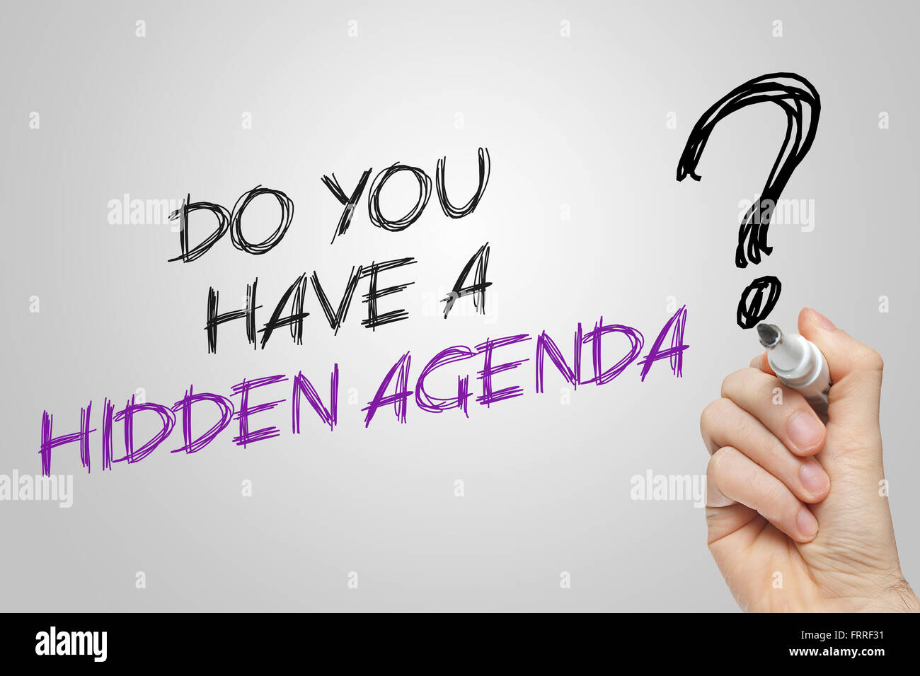Schreiben Sie eine "hidden Agenda" auf grauem Hintergrund haben Hand Stockfoto
