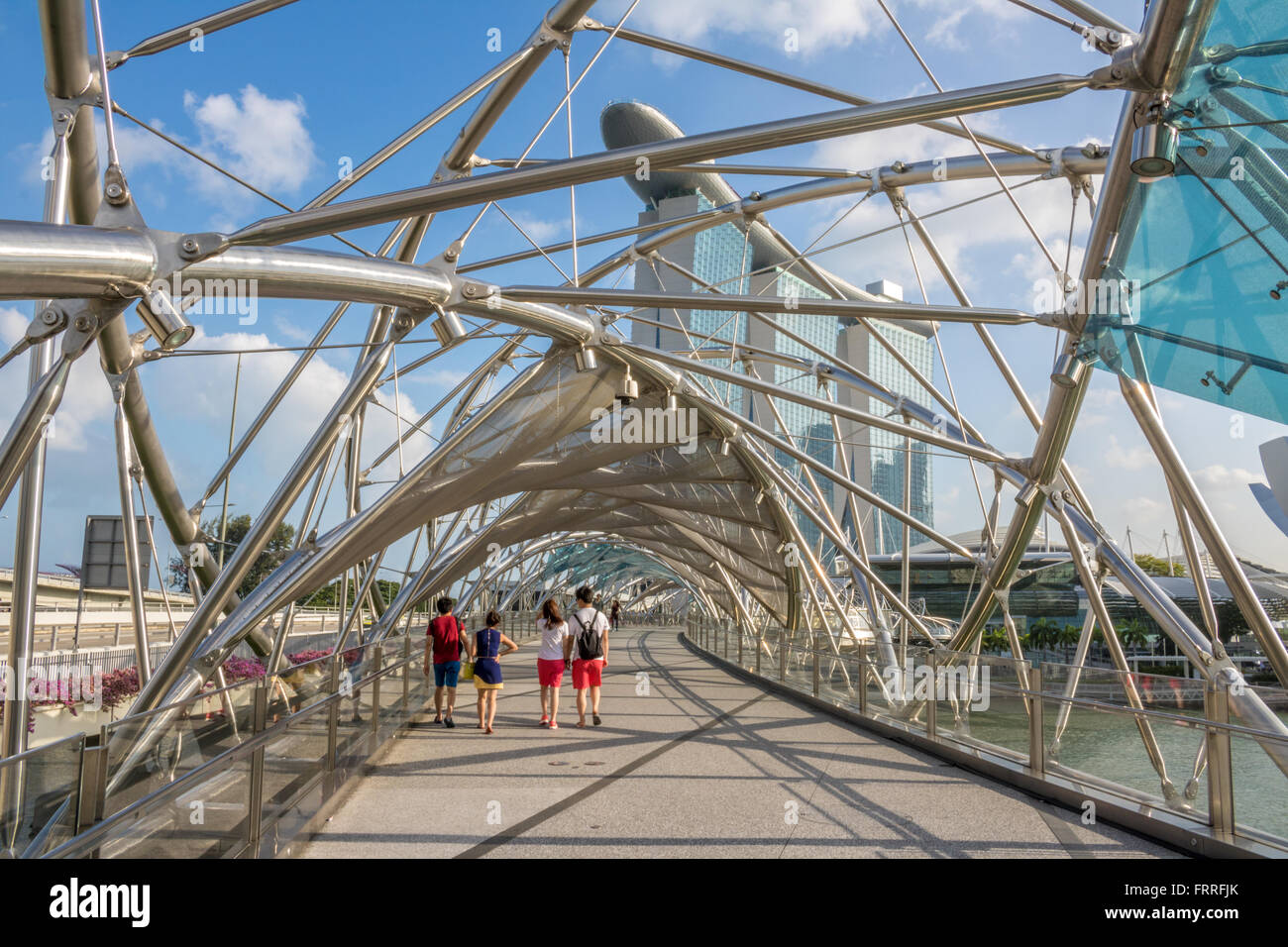Singapur die Helix-Brücke und Marina Bay Sands Hotel und Casino Adrian Baker Stockfoto