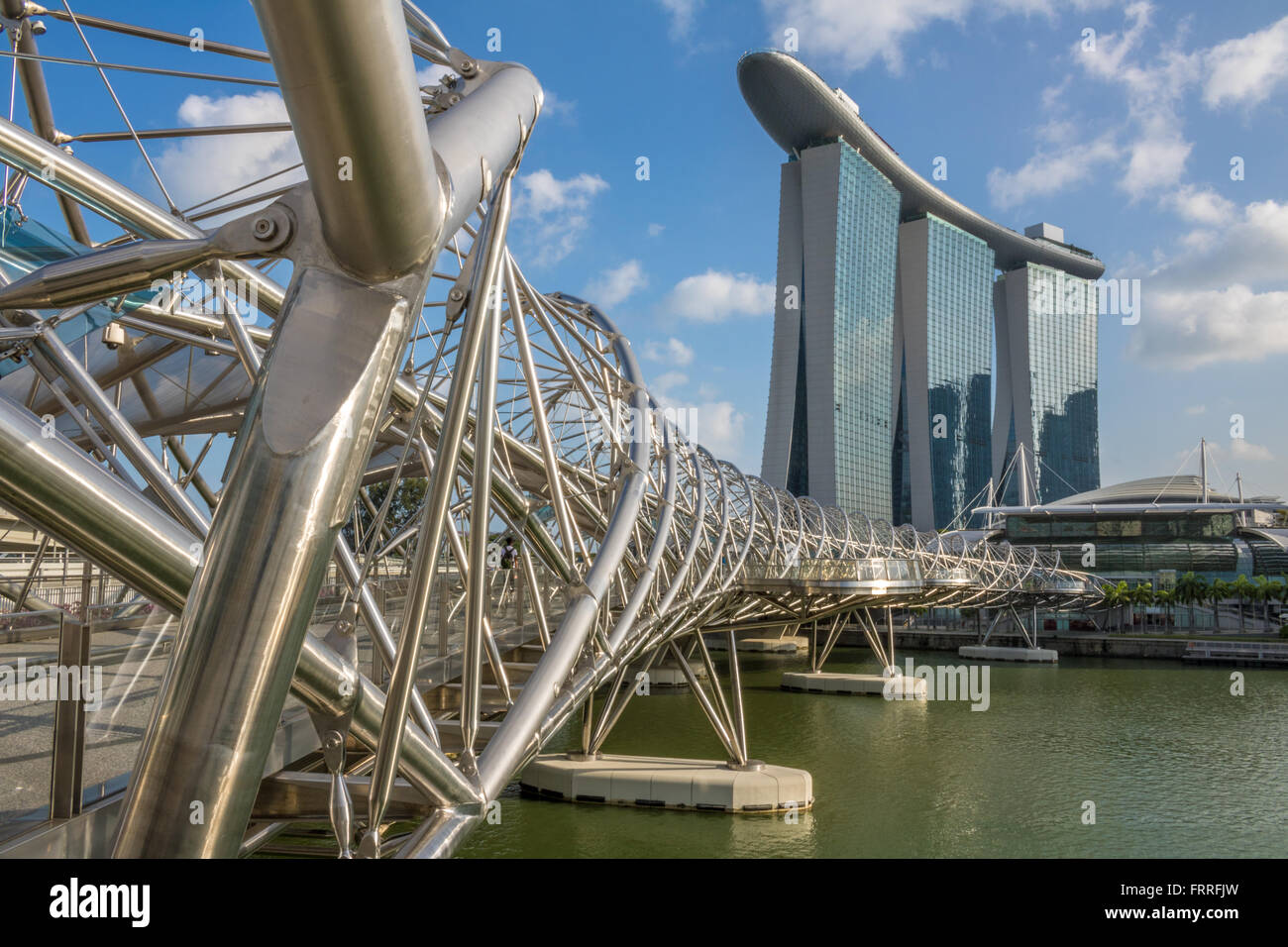 Singapur die Helix-Brücke und Marina Bay Sands Hotel und Casino Adrian Baker Stockfoto