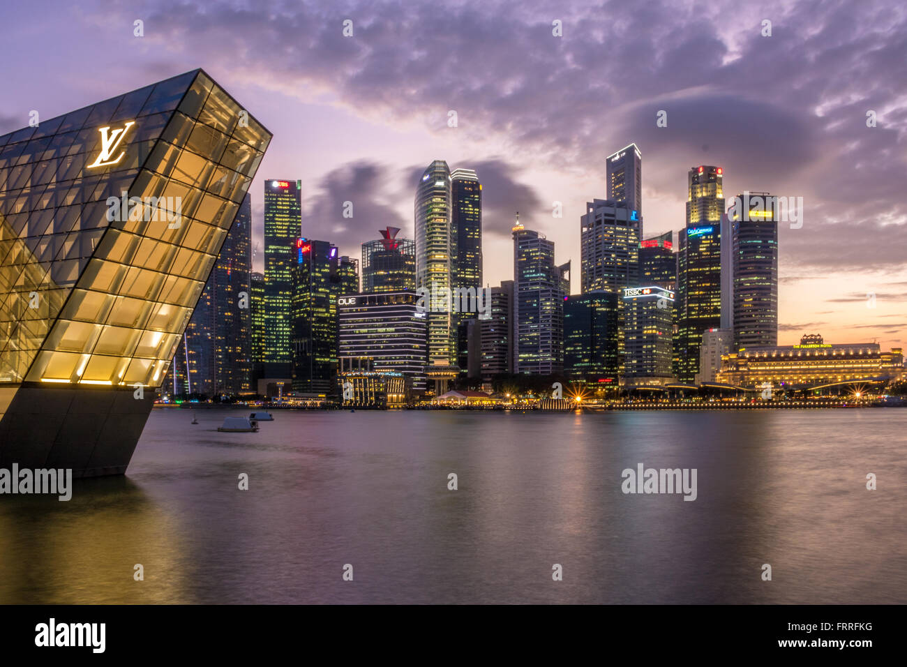 Singapur die Skyline von Singapur über Marina Bay nachts Adrian Baker Stockfoto
