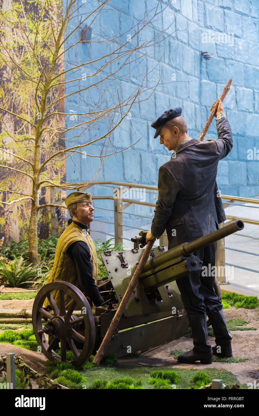 Minsk, Belarus - 20. Dezember 2015: Sowjetische weißrussischen Partisanen mit Kanone In der belarussischen Museum von der großen Vaterländischen Krieges Stockfoto