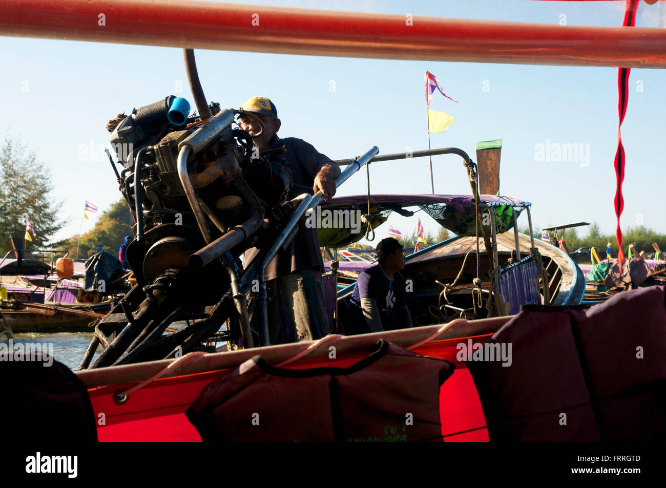 in der Nähe von Schuss Longtail Bootsmotor und Betreiber. Stockfoto