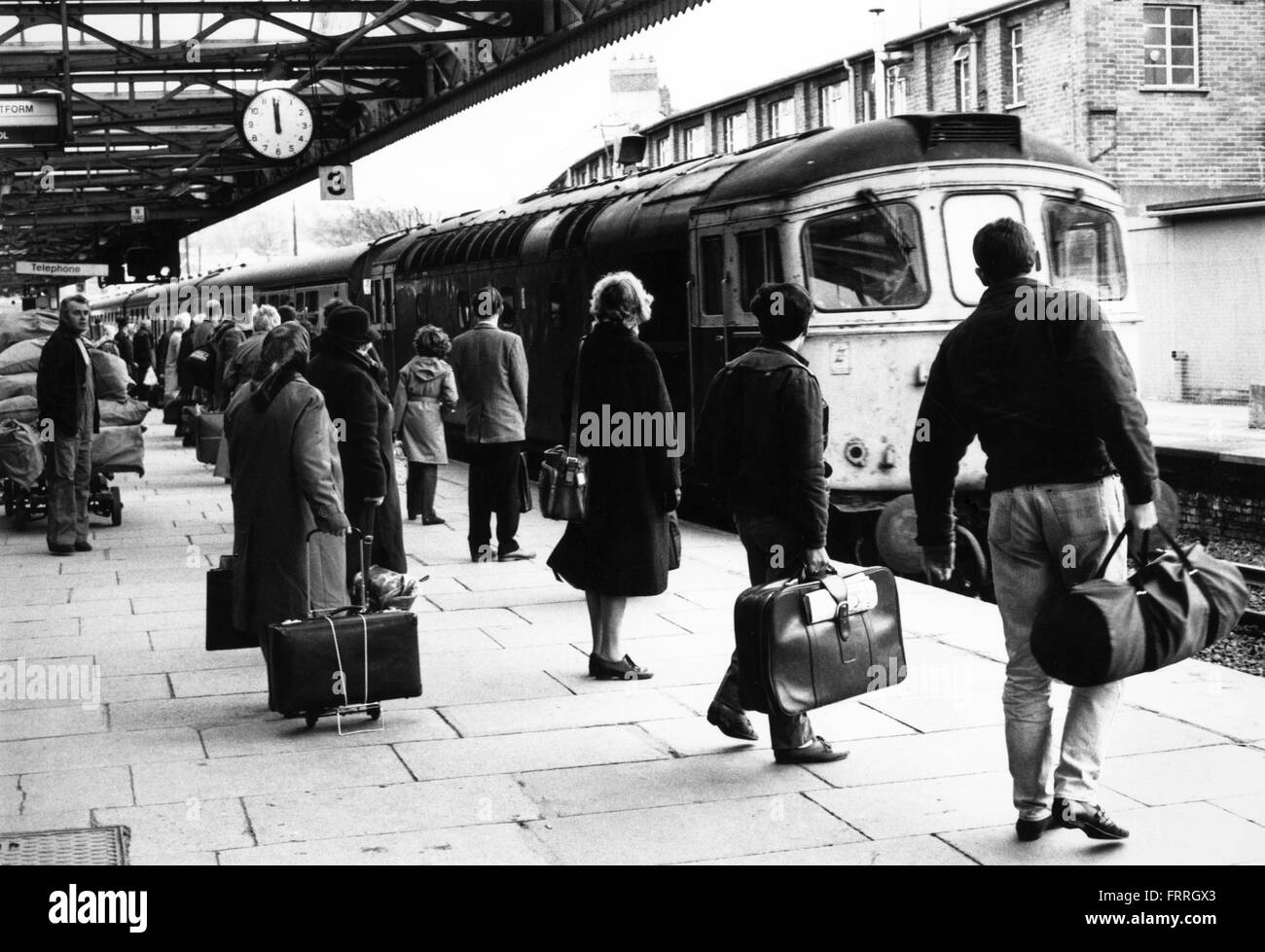 Reisende am Bahnhof station in Newport, South Wales der 1980er Jahre Stockfoto