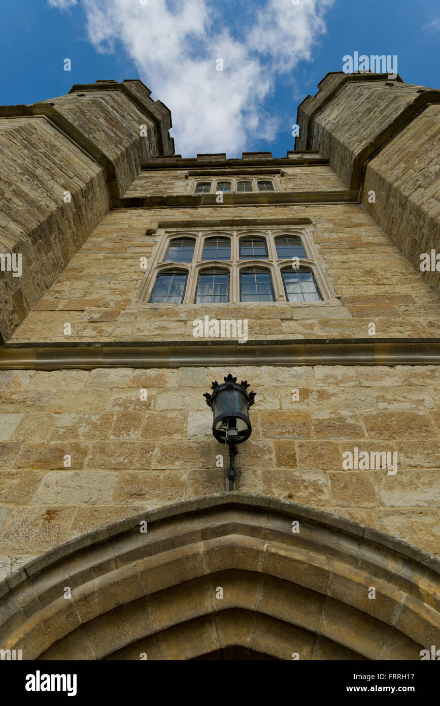 Leeds Castle, in der Nähe von Maidstone in Kent, außen. Nachschlagen von Haustür zu Twin towers. Stockfoto