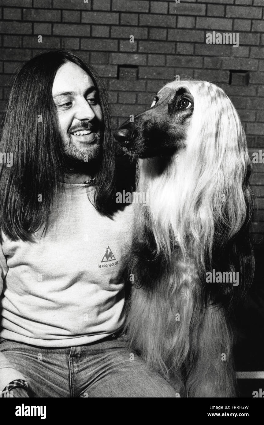 Mann mit seinem Afghane bei Dog show in den 1980er Jahren. Stockfoto
