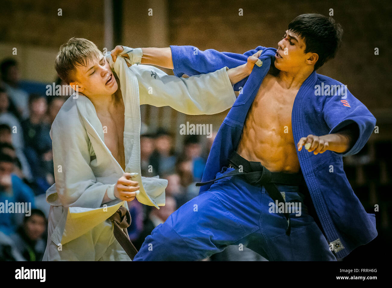 junge einfach während Kampfes halten einander für Kimono während allrussischen Wettbewerb über judo Stockfoto