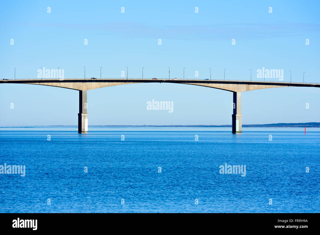 Die Brücke zwischen Oland und Festland Schweden von Kalmar aus gesehen. Die Sonne ist immer Low verleiht der Brücke etwas wie eine gl Stockfoto