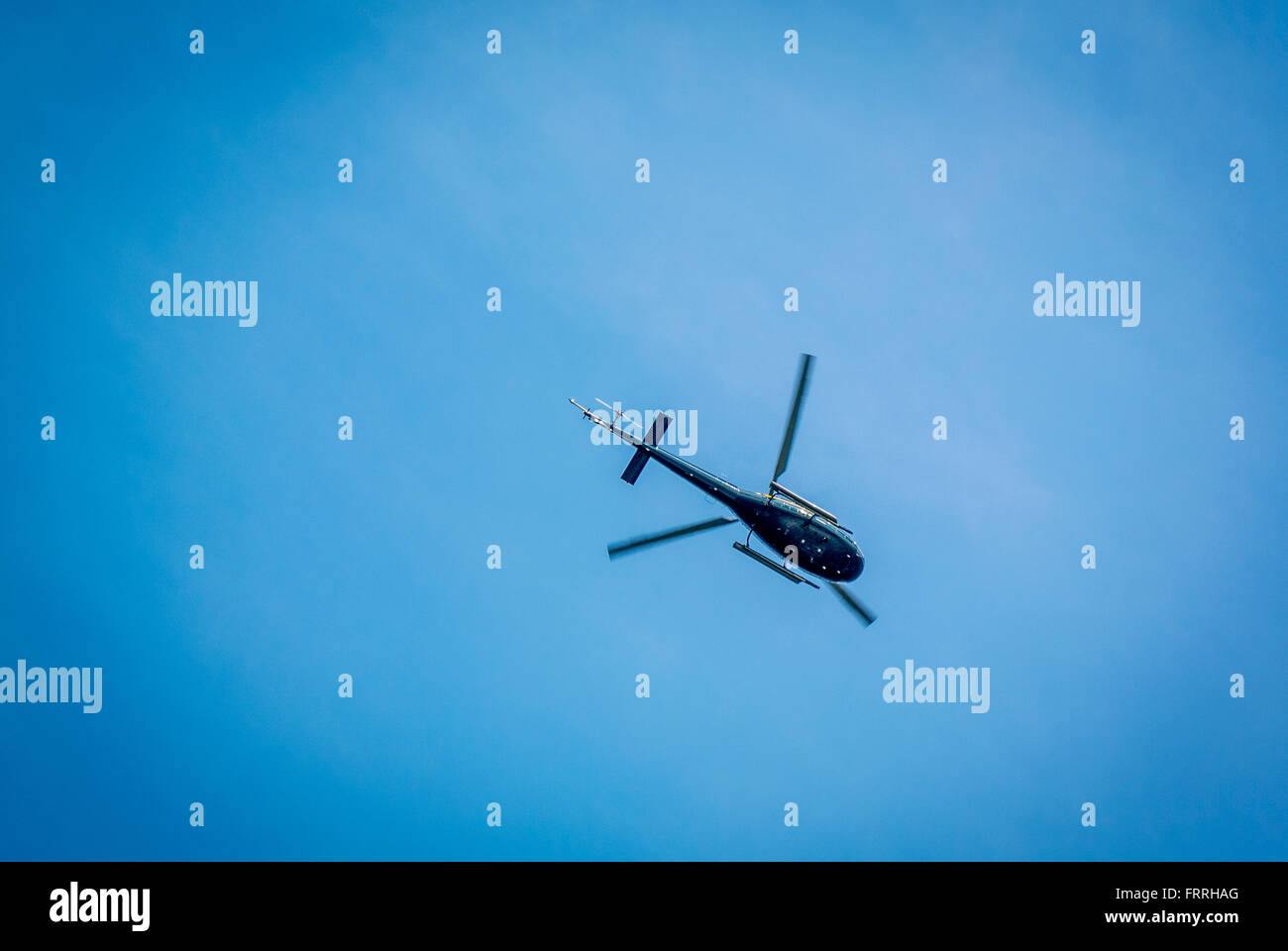 Tourist-Hubschrauber von unten gesehen, New York City, USA. Stockfoto