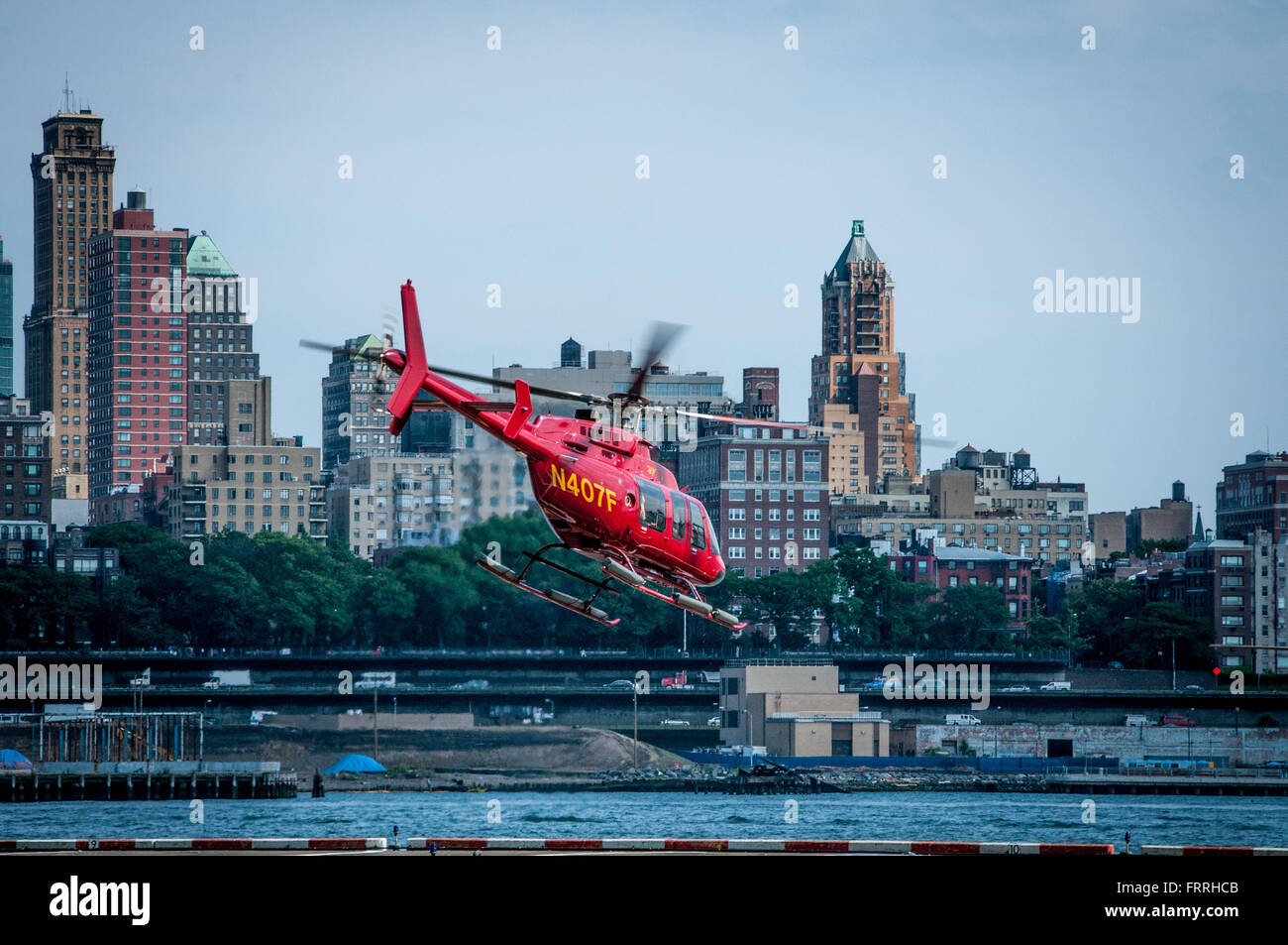 Touristischen Hubschrauber, New York City, USA. Brooklyn im Hintergrund. Stockfoto