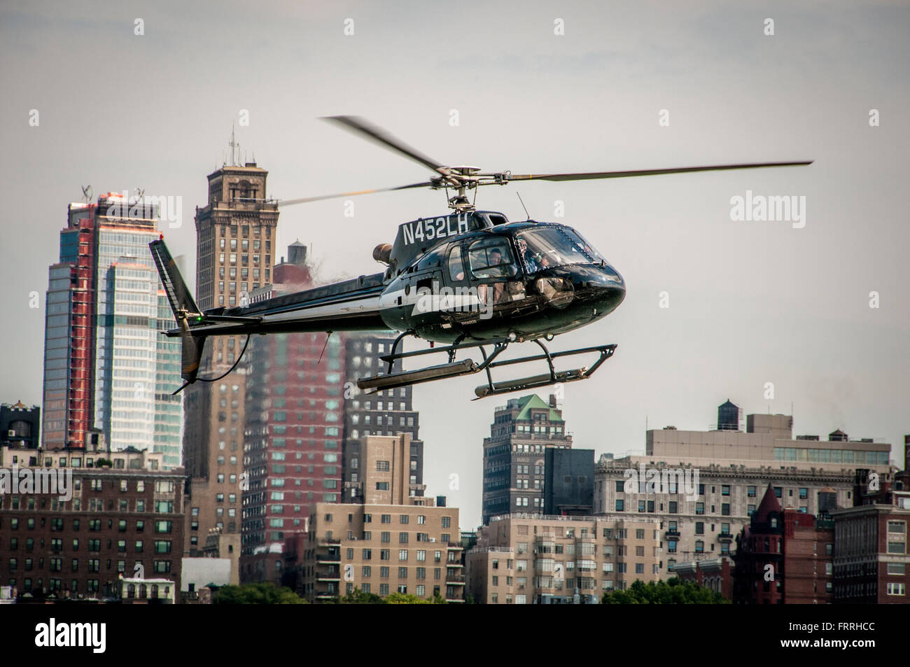 Touristischen Hubschrauber, New York City, USA. Brooklyn im Hintergrund. Stockfoto