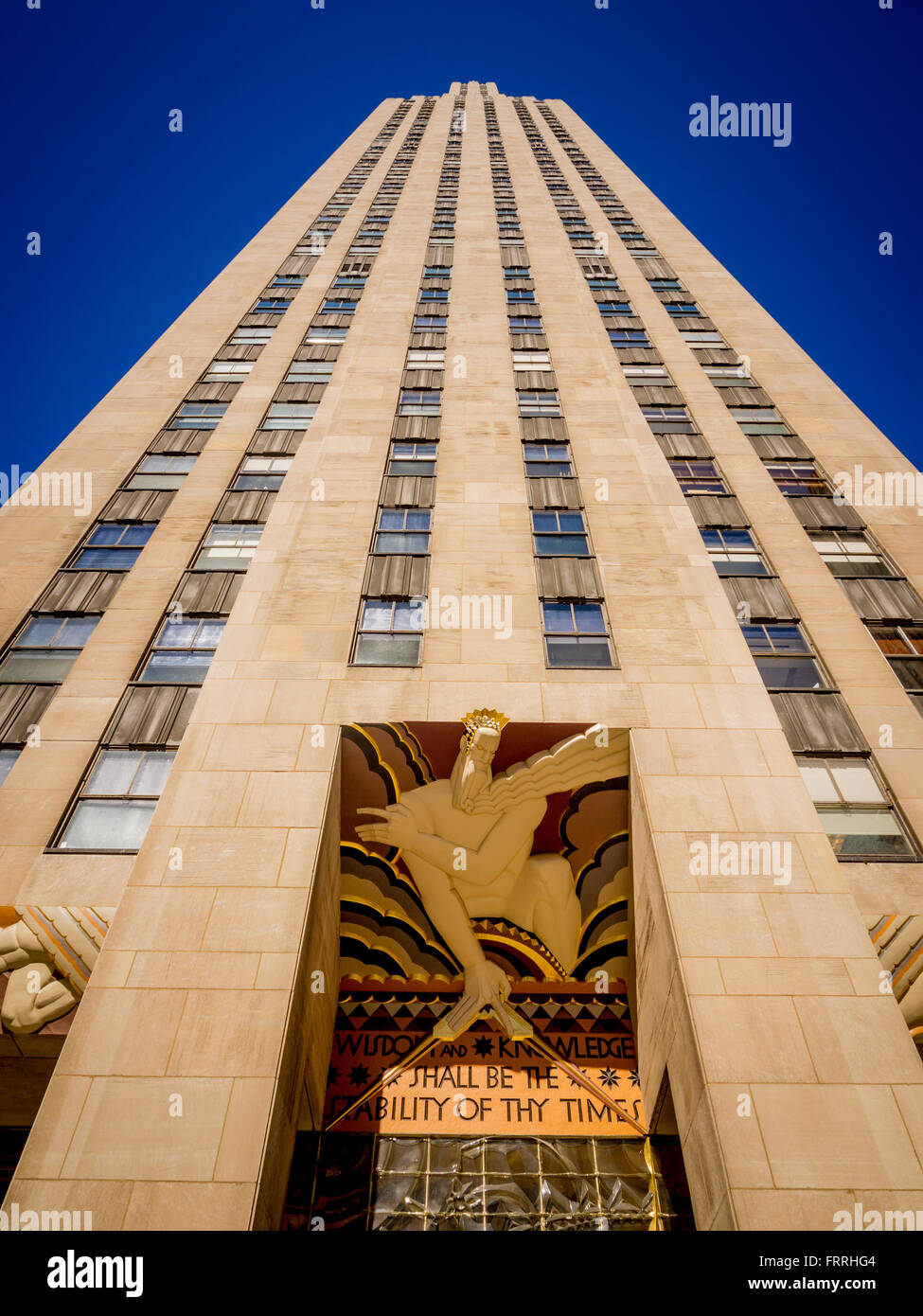 Art Deco Skulptur: WISDOM (1933) am Eingang zum Rockefeller Center, New York. A - Weisheit und Wissen werden die Stabilität deiner Zeit sein Stockfoto