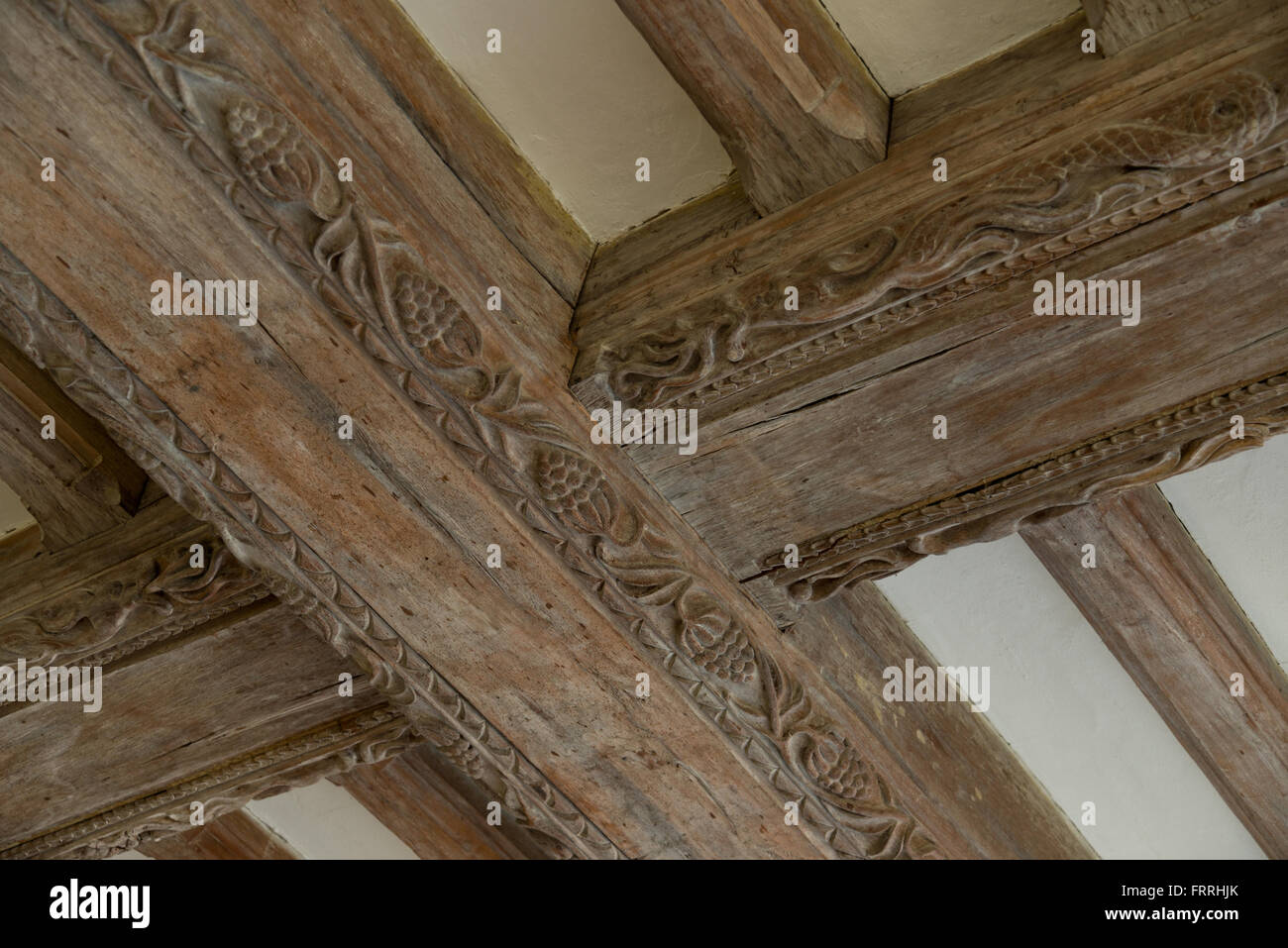 Holzdach oder Deckenbalken dekoriert. Eichenbalken. Geschnitzte Holz Dekoration. Stockfoto