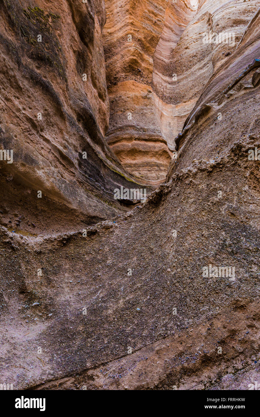 Kreuz-Bett lagen Peralta Tuff entlang dem Slot Canyon Trail im Kasha-Katuwe Zelt Rocks National Monument in New Mexico, USA Stockfoto