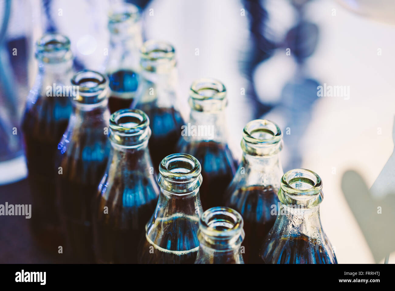 Erfrischende Brown Soda in Flaschen in Candy Bar am Tisch. Leckeres süßes Buffet. Stockfoto