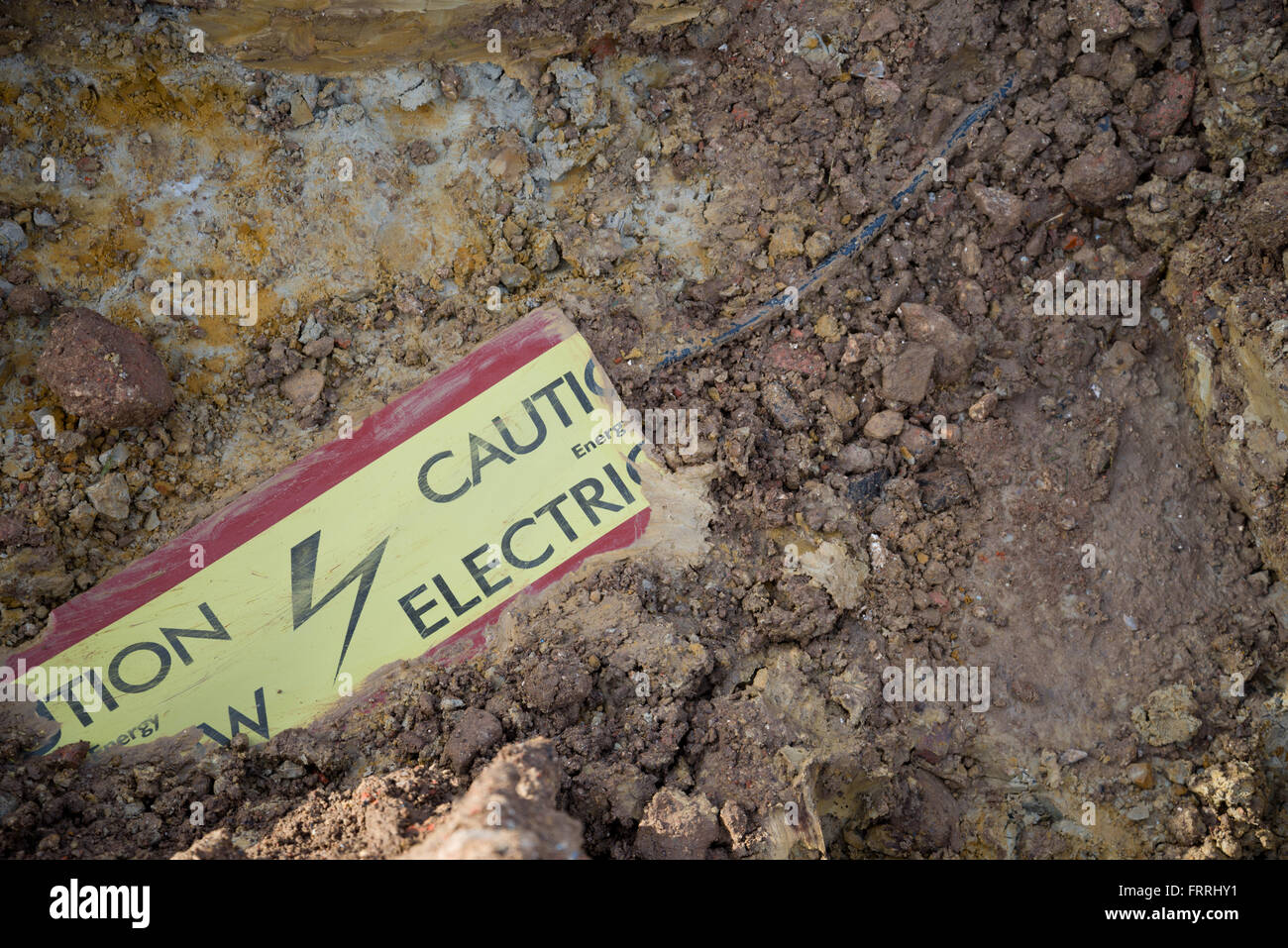 Unterirdische Stromkabel mit Sicherheit Band gelegt über den Rand zu zeigen, wo es ist. Stromkabel im Graben. Stockfoto