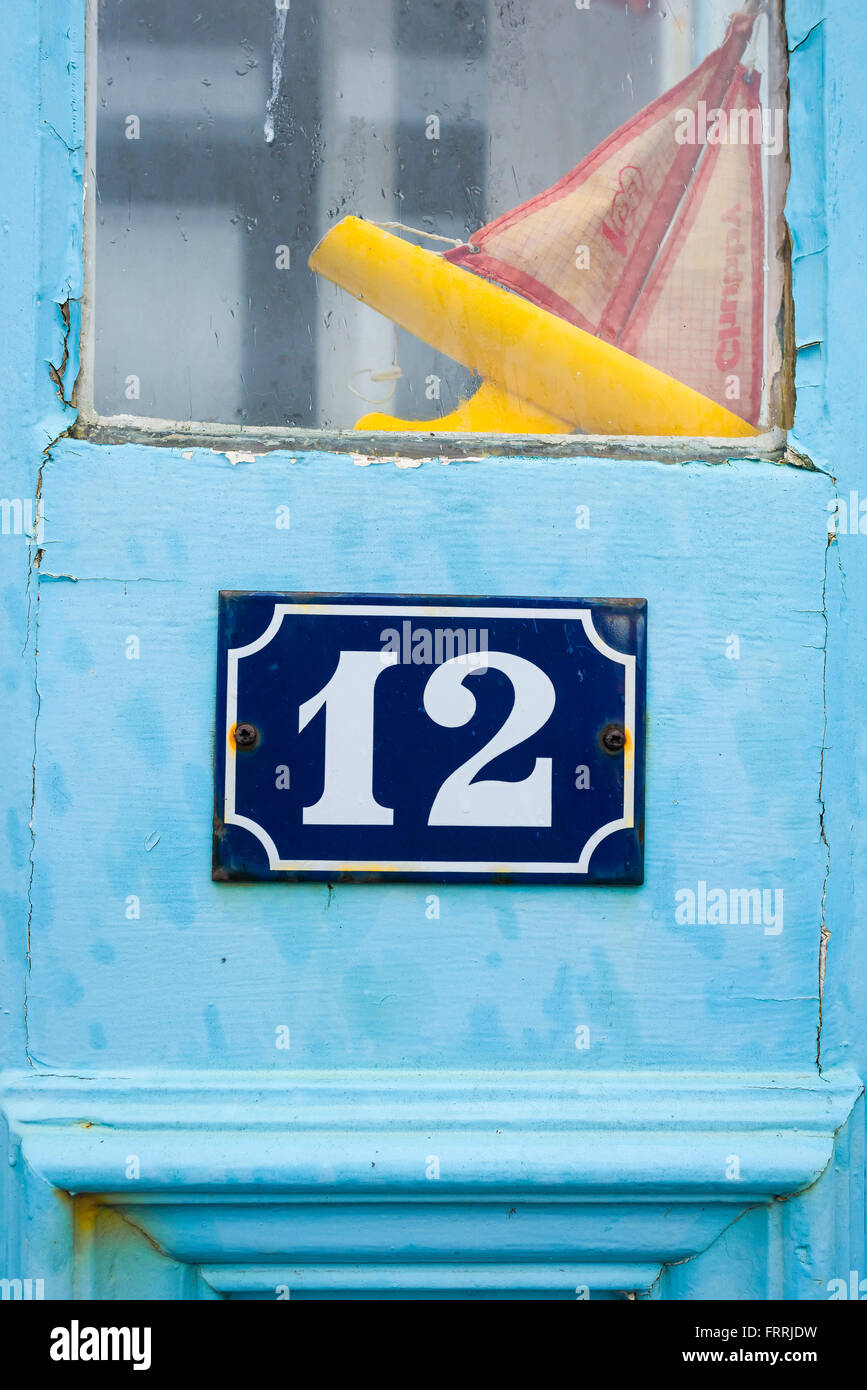 Seaside England UK Regen, Blick an einem regnerischen Tag auf die Tür eines Cottages am Strand in Aldeburgh, Suffolk, England, Großbritannien Stockfoto