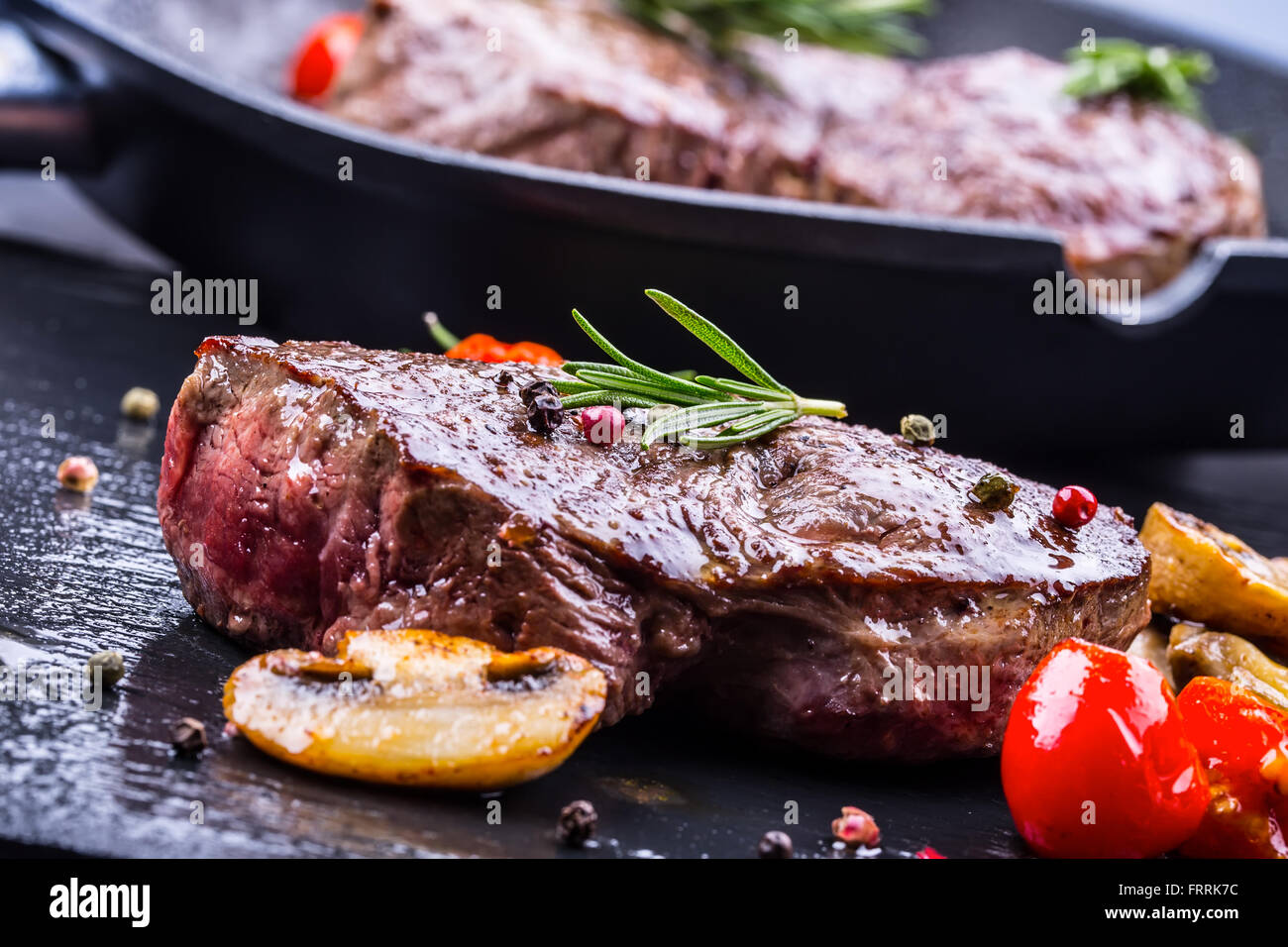 Steak. Grill Beefsteak. Portionen Dicke saftige Roastbeef Rindersteaks auf grill Teflon-Pfanne oder Granit-Board. Stockfoto