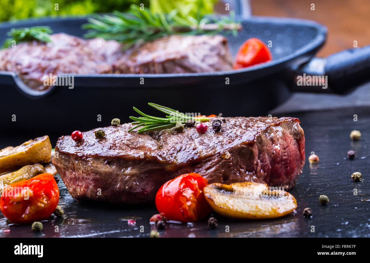 Steak. Grill Beefsteak. Portionen Dicke saftige Roastbeef Rindersteaks auf grill Teflon-Pfanne oder Granit-Board. Stockfoto