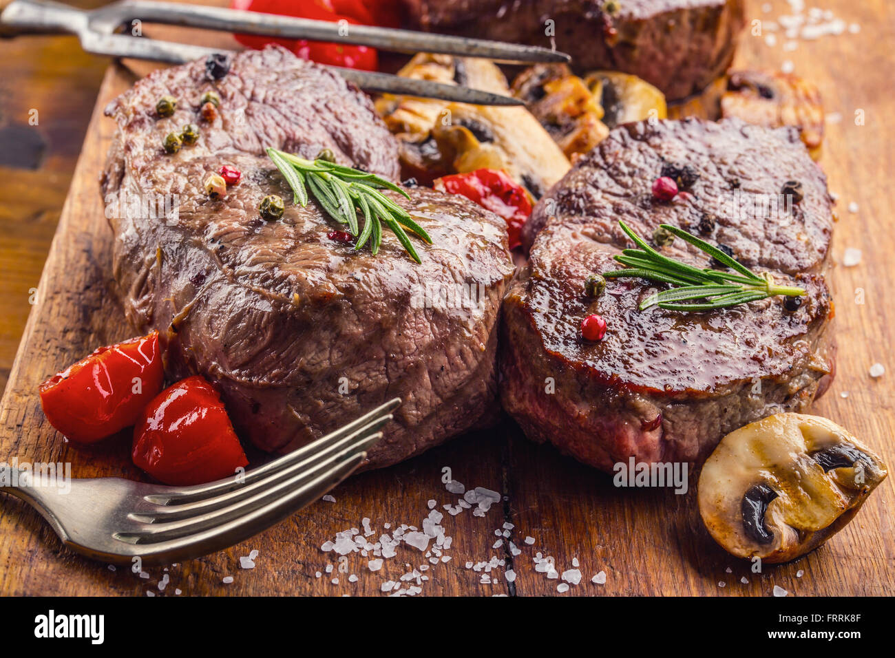 Steak. Grill Beefsteak. Portionen Dicke saftige Roastbeef Rindersteaks auf grill Teflon-Pfanne oder Granit-Board. Stockfoto
