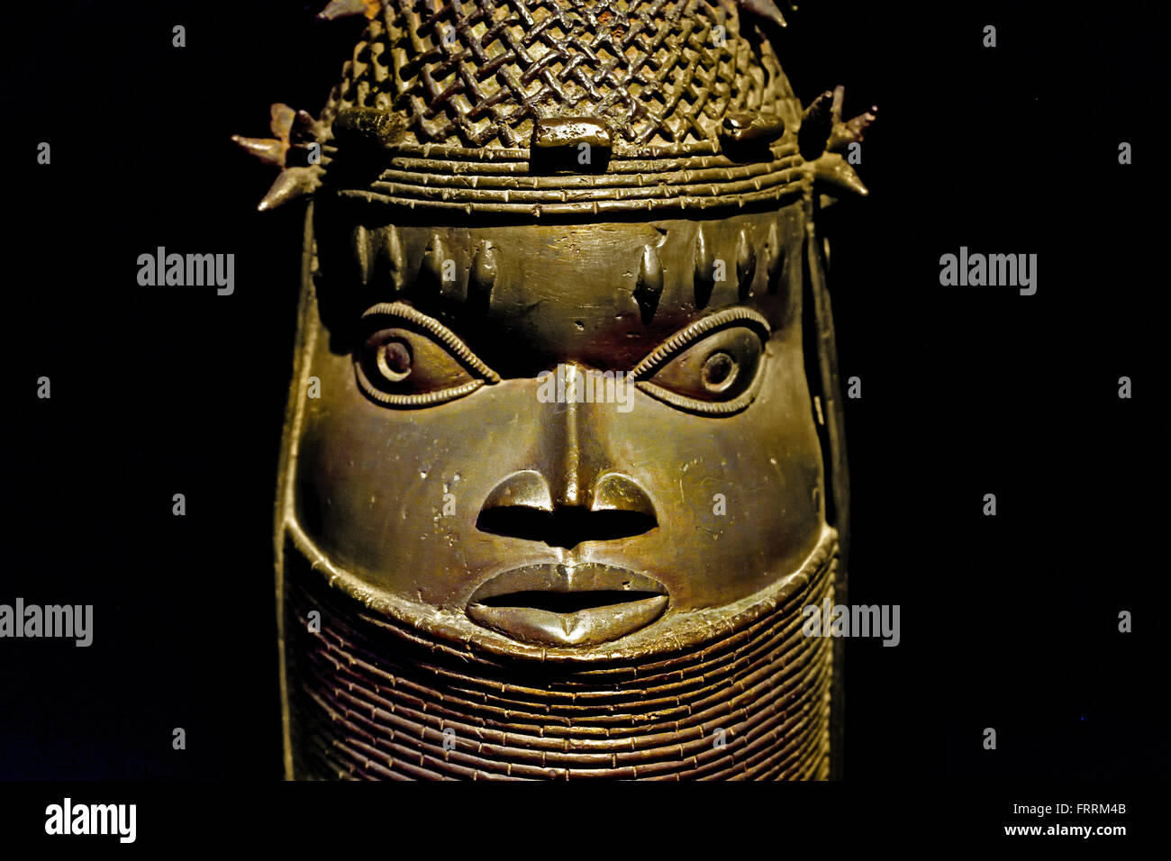 Iyoba-Königin-Mutter des 19. Jahrhunderts Royal Benin Nigeria Guinea Küste Museum Afrika afrikanische (Kragen 37 von aufgetürmten Zeichenfolgen von Perlen und sechs Tattoo Flecken über den Augen) Stockfoto