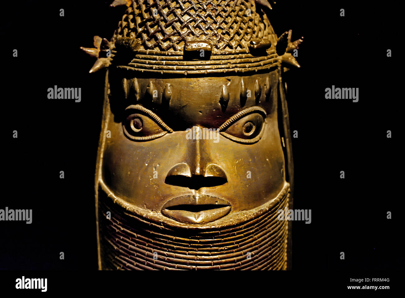 Iyoba-Königin-Mutter des 19. Jahrhunderts Royal Benin Nigeria Guinea Küste Museum Afrika afrikanische (Kragen 37 von aufgetürmten Zeichenfolgen von Perlen und sechs Tattoo Flecken über den Augen) Stockfoto