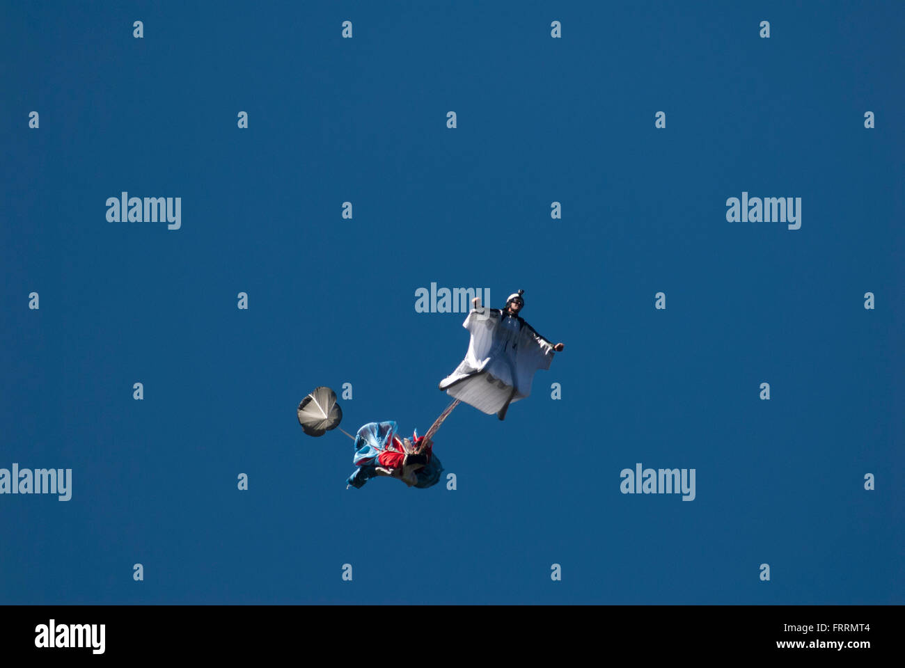 Flügel-Anzug-Pilot im Flug mit Drohne Schacht ziehen, Haupt Schirm Stockfoto