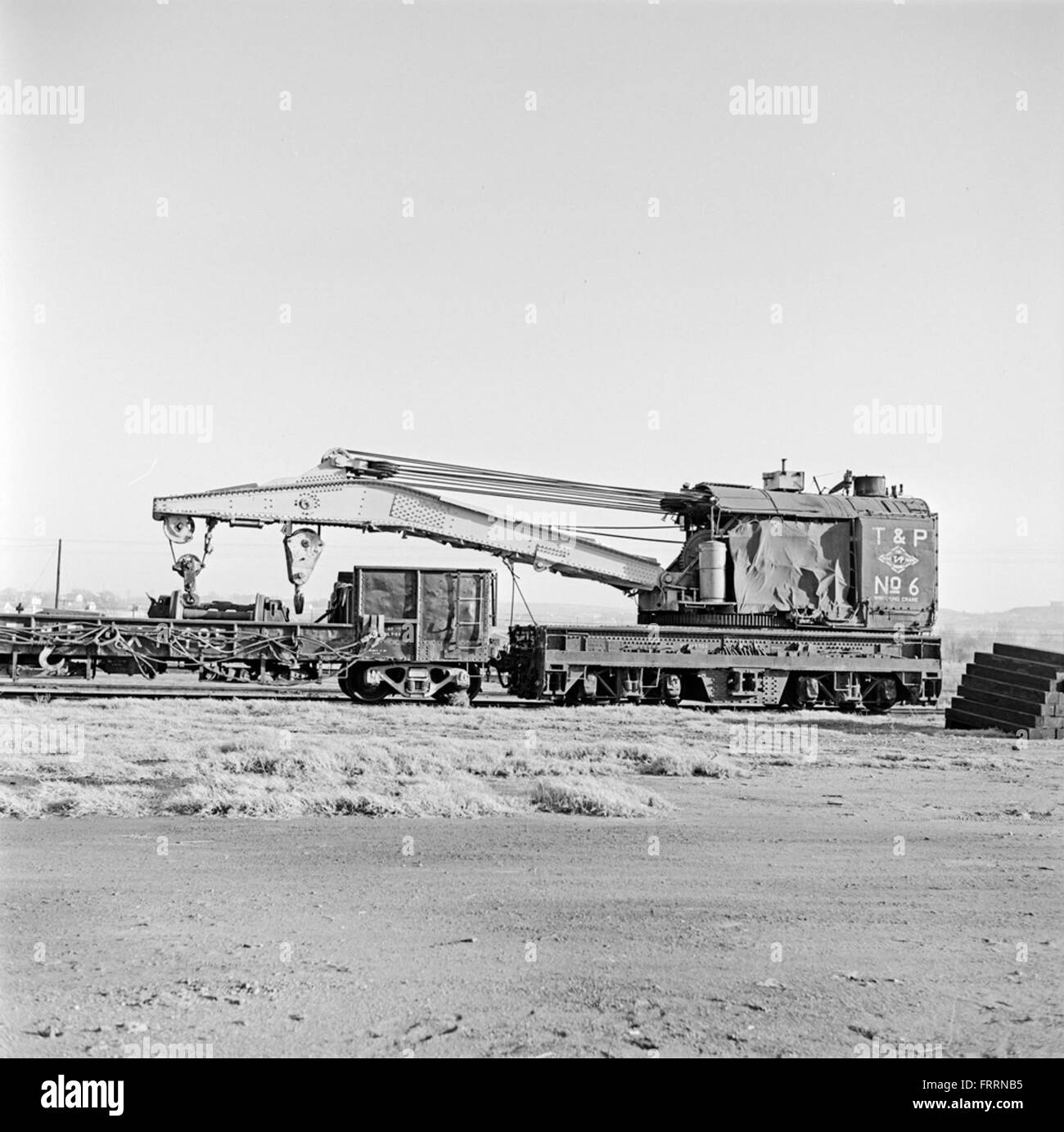 Texas & Pacific Wrecking Crane Car Nr. 6, für Hebe- und Schwerhebearbeiten auf Bahnhöfen. Dieser Kranwagen ist ein wesentliches Werkzeug für die Wartung und den Betrieb der Eisenbahn. Stockfoto
