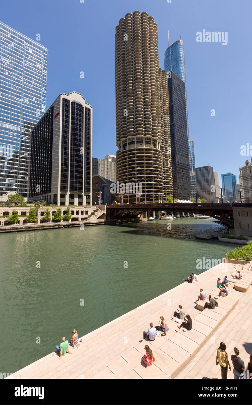 Menschen entspannen und betrachten die Skyline vom Riverwalk am Fluss Chicago in Chicago, Illinois, USA Stockfoto