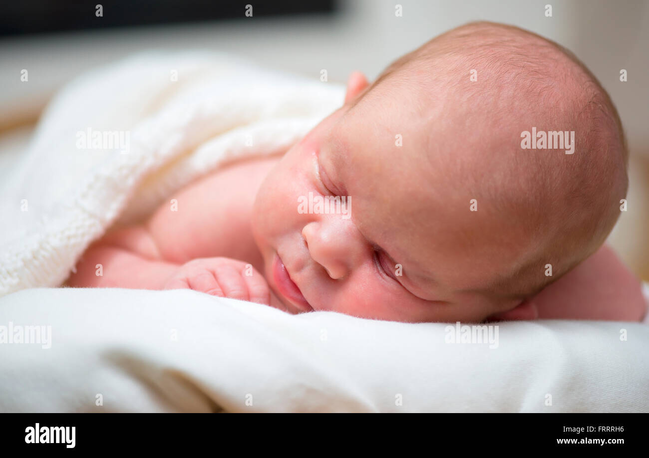 Bezaubernd schöne neugeborenes Mädchen. Mutterschaft und Neugeborenen Konzept. Neugeborenes Baby schläft Stockfoto