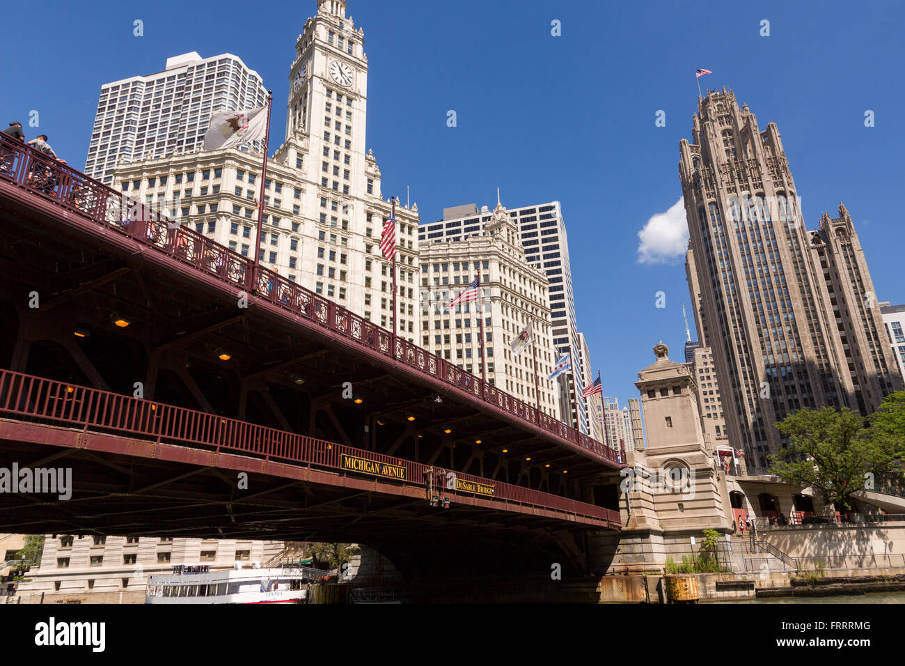 Wrigley Building und Tribune Tower mit der DuSable Brücke angesehen vom Riverwalk an einem Sommertag in Chicago, Illinois, USA Stockfoto