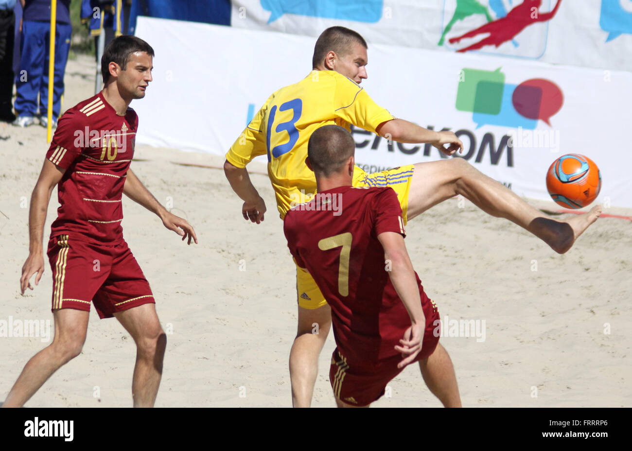 Kiew, UKRAINE - 28. Mai 2011: Maksym NAZARENKO Ukraine (C) Kämpfe für eine Kugel mit Artur PAPOROTNYY (L) und Anton SHKARIN der russischen während ihre Strand-Fußball-Spiel am 28. Mai 2011 in Kiew, Ukraine Stockfoto