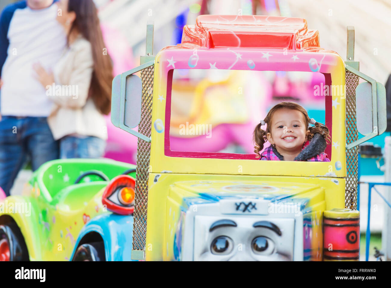 Kleines Mädchen genießen Kirmes Fahrt, Vergnügungspark Stockfoto