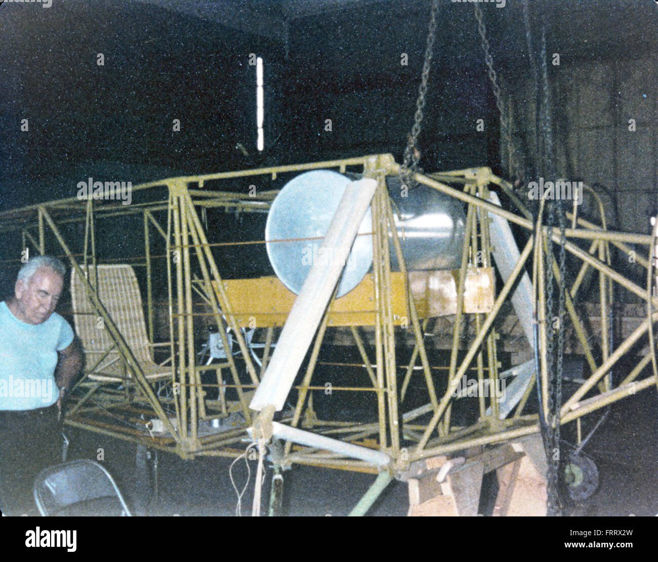 Dieses ikonische Bild aus der Ray Wagner Collection zeigt die Ryan NYP, Spirit of St. Louis, das Flugzeug, das Charles Lindbergh während seines historischen Solo-Transatlantikflugs 1927 geflogen hat. Das Foto zeigt das Flugzeug während des Fluges und zeigt sein unverwechselbares Design und seine Rolle in der Luftfahrtgeschichte. Stockfoto