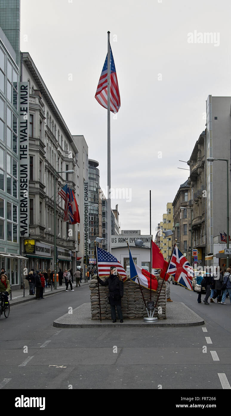 Obwohl die Mauer im November 1989 geöffnet wurde und der Checkpoint-Stand am 22. Juni 1990 entfernt, blieb der Prüfpunkt Stockfoto