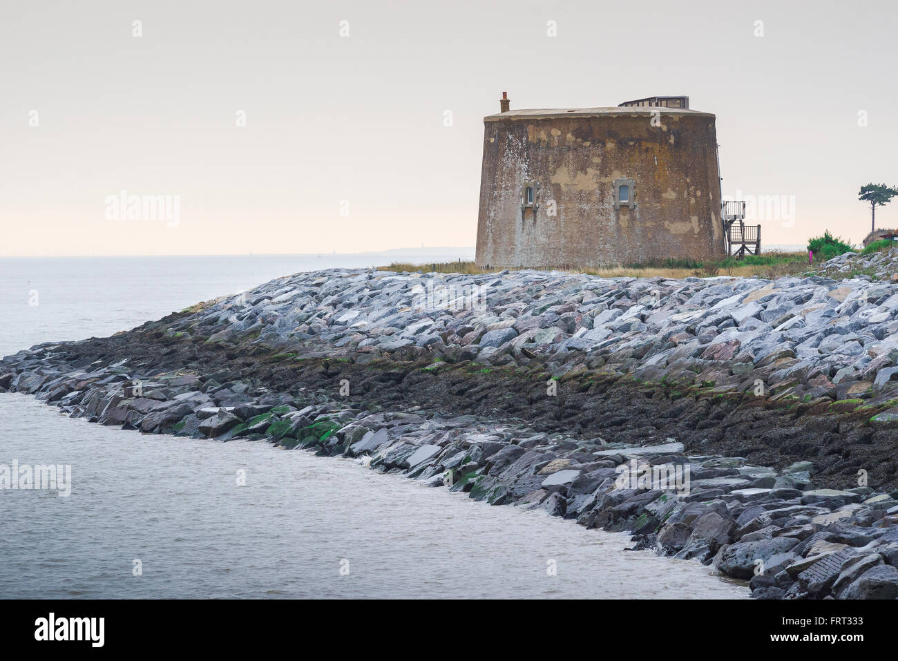 Martello Tower Suffolk, Ansicht eines denkmalgeschützten Martello Tower in Bawdsey an der Küste von Suffolk, jetzt in Wohnimmobilien umgewandelt, UK Stockfoto
