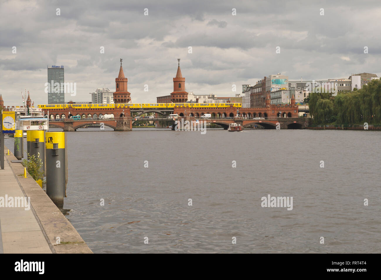 Berlin, Spree, Oberbaumbrücke und gelb Zug der u-Bahn U1 Stockfoto