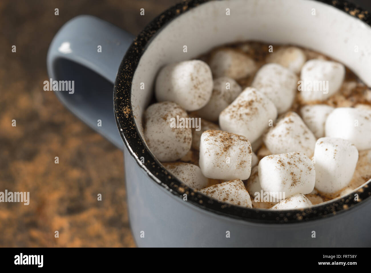 Tasse Kakao mit Marshmallows auf dem steinernen Tisch Stockfoto