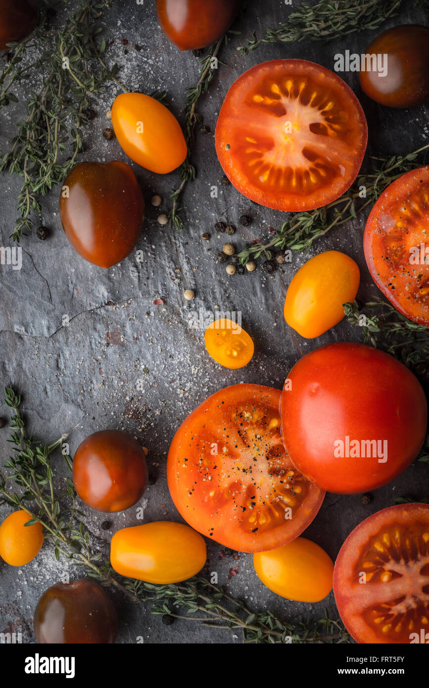 Tomaten mischen mit Kräutern auf den steinernen Tisch vertikale Stockfoto